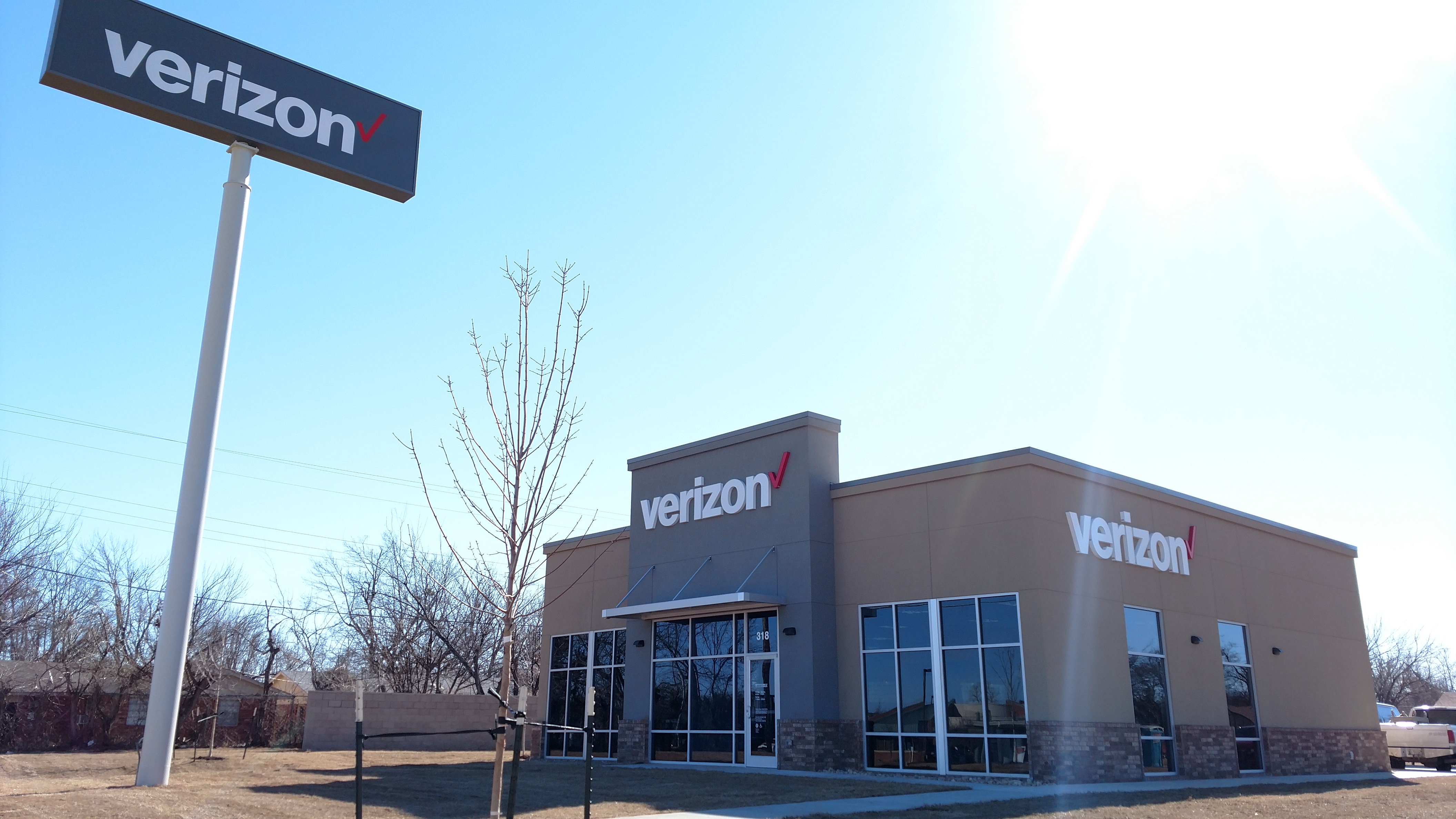 Cellular Sales Opens New Store in Mustang